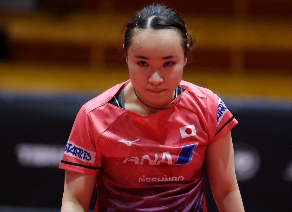 不过叶辰待遇不错，萧初然、董若琳两个美女，都在厨房围着他、给他帮忙打下手，所以做饭也变成了一种享受。